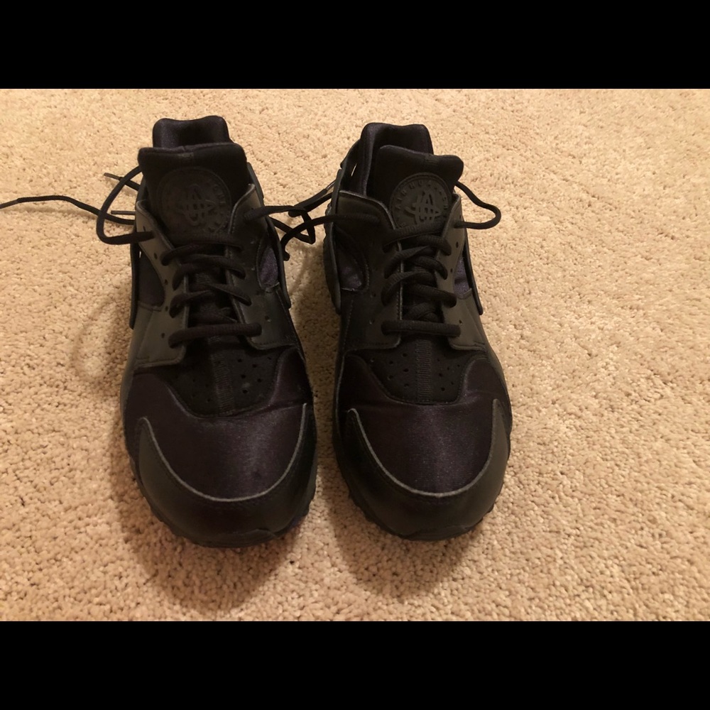 Black Nike Air Huaraches